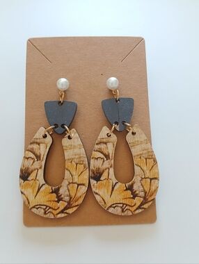 Fashion Jewelry Yellow Floral Wood Drop Earrings with Pearl Tops